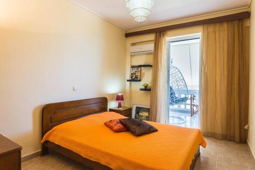ラフィーナにあるSeaside Apartmentのベッドルーム1室(オレンジ色の毛布付きのベッド1台付)