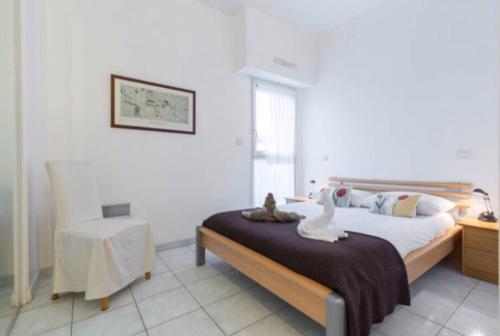 Un dormitorio con una cama con una mesa y una silla. en St JEAN CAP FERRAT CENTRAL CONTEMPORARY LOVELY WIFI, en Saint-Jean-Cap-Ferrat