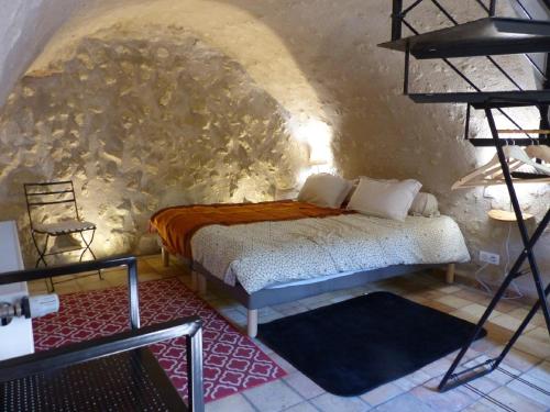 アンボワーズにあるLe Point De Vue De Leonardの石壁のベッドルーム1室