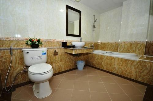 Phòng tắm tại Piyaporn Pavilion Hotel