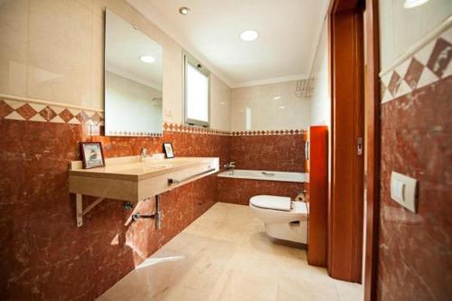 CarrizalにあるHaus Gran Canariaのバスルーム(トイレ、洗面台、鏡付)