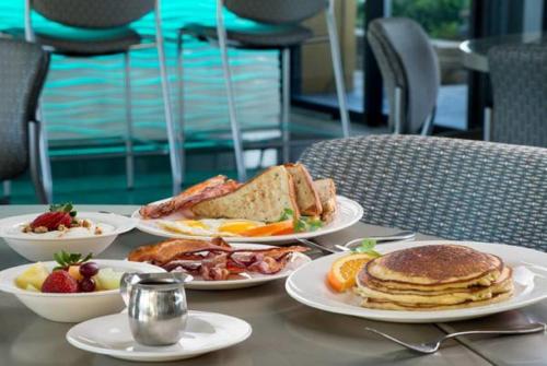 een tafel met borden ontbijt erop bij Bilmar Beach Resort in St Pete Beach