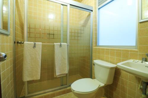 uma casa de banho com um WC, um chuveiro e um lavatório. em Hotel Habana em Cidade do México