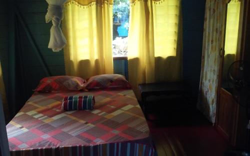 En eller flere senge i et værelse på Shades Cottage Guesthouse