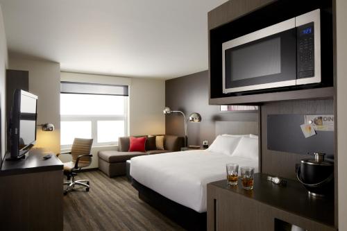 Postel nebo postele na pokoji v ubytování Hyatt House Raleigh/Rdu/Brier Creek