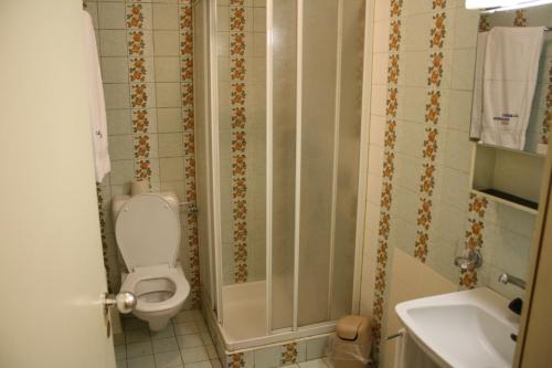 ein Bad mit einem WC und einem Waschbecken in der Unterkunft Albergo Stazione in Bodio
