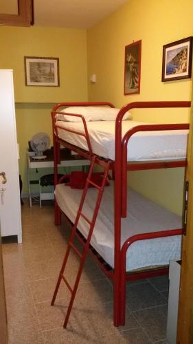 pokój z 3 łóżkami piętrowymi w pokoju w obiekcie B&B La villetta rossa w Anzio