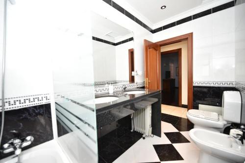 een badkamer met 2 wastafels en 2 toiletten bij Villa Santana in Funchal