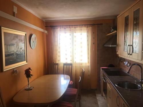 Kuchyňa alebo kuchynka v ubytovaní Andrea Holiday Home