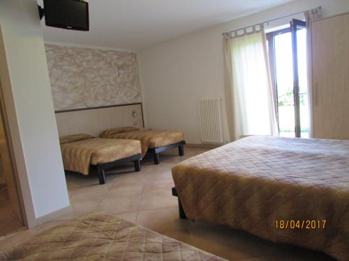 Ένα ή περισσότερα κρεβάτια σε δωμάτιο στο Agritur Arcosole B&B Camping