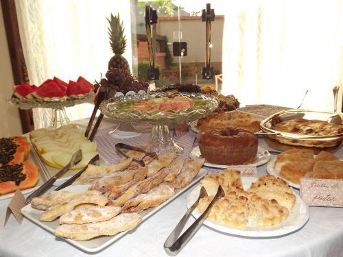 a table topped with lots of different types of food at Edelweiss Pomerode in Pomerode