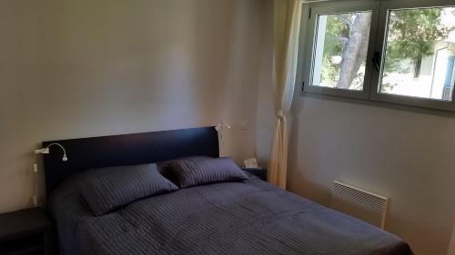 une chambre avec un lit et une fenêtre dans l'établissement Green Cap d'Antibes, à Antibes