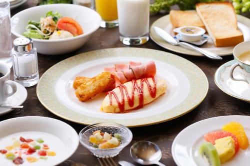 een tafel met borden eten erop bij Hotel Kinsuien in Saiki