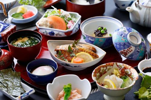 een groep kommen met eten op een tafel bij Hotel Kinsuien in Saiki
