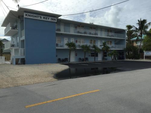 a building with a sign that reads knights key inn at Knight's Key Suites in Marathon