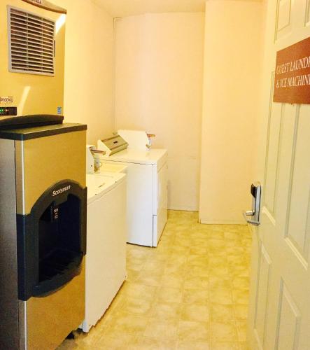 Η κουζίνα ή μικρή κουζίνα στο Country View Motor Inn
