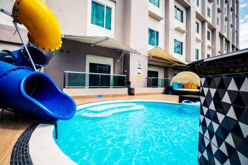 Bazén v ubytování Ixora Hotel Penang nebo v jeho okolí