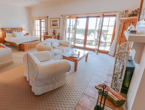 Strathearn Park Lodge في سكون: غرفة معيشة مع أريكة وكراسي وطاولة