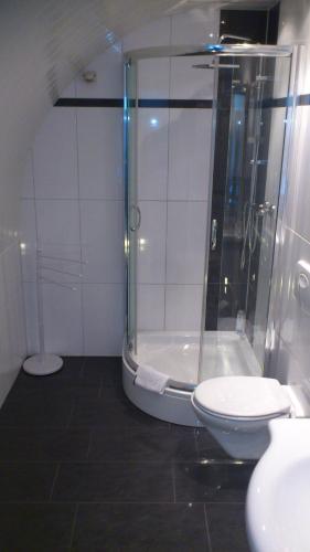 Hotel am Rosenplatz,24 Stunden Check in, Küche, kostenfreie Parkplätzeにあるバスルーム
