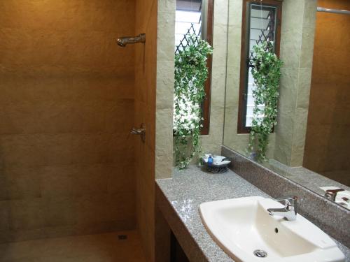 Ванна кімната в Sailom Resort Bangsaphan