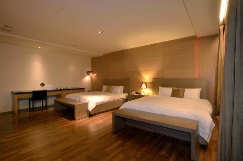 Un pat sau paturi într-o cameră la The Sun Hot Spring & Resort