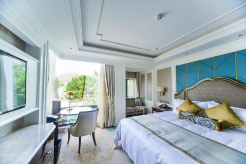 - une chambre avec un lit king-size et un bureau dans l'établissement Xijiao State Guest Hotel, à Shanghai