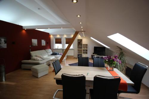 ein Esszimmer und ein Wohnzimmer mit einem Tisch und Stühlen in der Unterkunft Apartmenthaus Wertheim in Wertheim