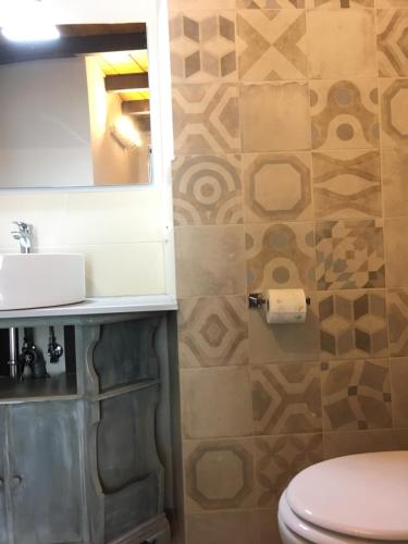 カターニアにあるPiede-à-terre apartmentのバスルーム(トイレ、洗面台、鏡付)