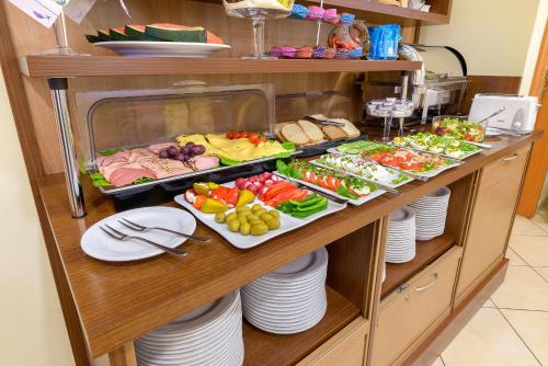 a buffet with many different types of food on plates at Hotel Zielony in Poznań
