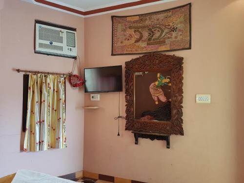 Μια τηλεόραση ή/και κέντρο ψυχαγωγίας στο Hare Krishna Home Stay Guest House