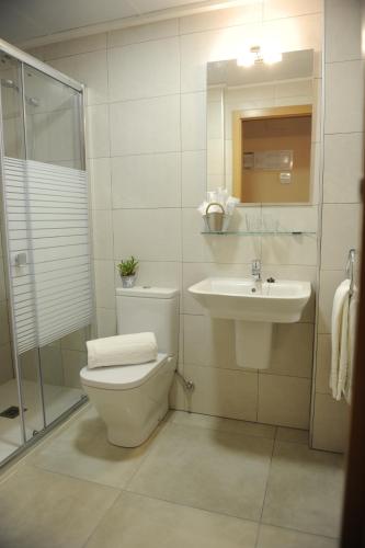 a bathroom with a toilet and a sink and a shower at La City Mercado in Alicante