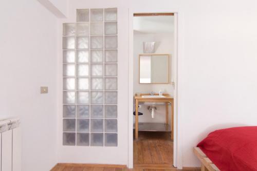een slaapkamer met een glazen deur en een wastafel bij Loft in Authentic Rome Hood in Rome