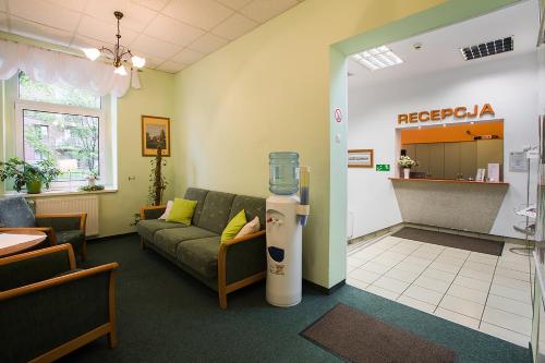 a waiting room with a large machine in a waiting room at Hotel Kapitan in Szczecin