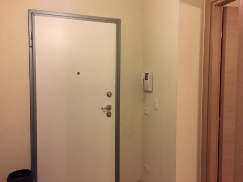 een witte deur in een kamer met een telefoon bij Appartamento Elena in Pisa