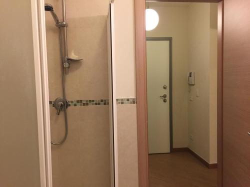 bagno con doccia e porta in vetro di Appartamento Elena a Pisa