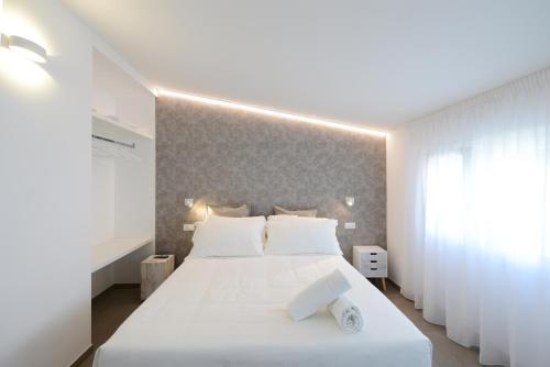 um quarto com uma grande cama branca e uma janela em Miramed rooms em Termoli