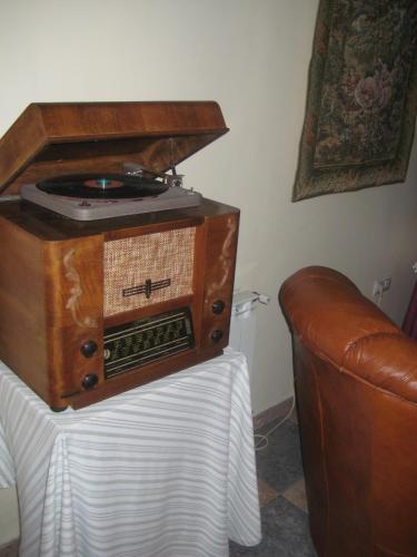 a room with an old radio and a couch at Hostal El Pinar in Avila