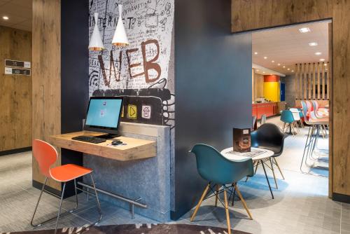 a lobby with a desk with a laptop on it at ibis Saint Germain en Laye Centre in Saint-Germain-en-Laye