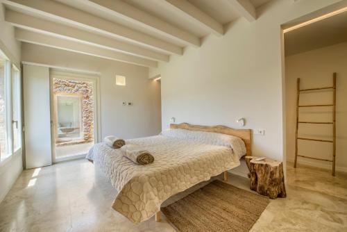 two beds in a large room with at Es Lligats Agroturismo - Adults Only in Sant Llorenç des Cardassar