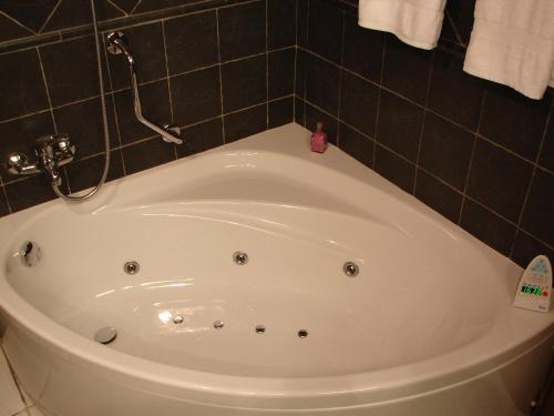 a white bath tub in a bathroom with towels at Posada Los Templarios in Ucero