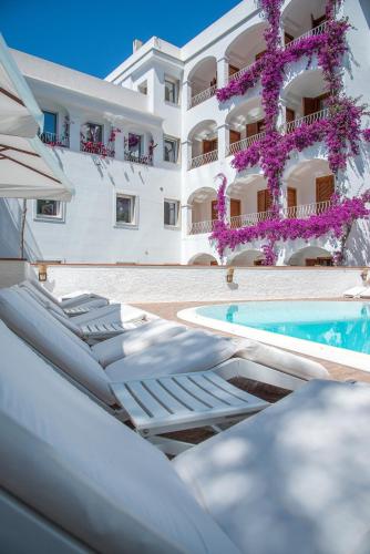 a resort with a swimming pool and a building at Villa Romana Hotel & Spa in Minori