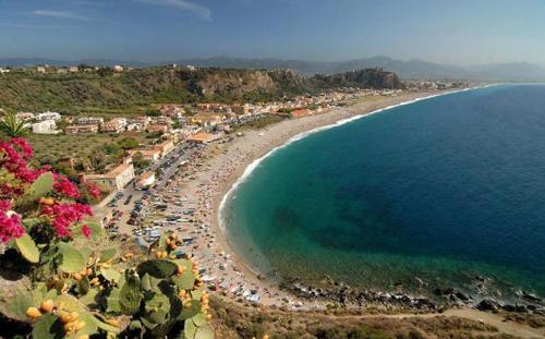 an aerial view of a beach and the ocean at B&B Varadero in Milazzo