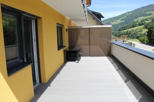 a balcony with a view of a mountain at Bergblick-Planai - 5 Schlafzimmer plus eigene Sauna in Schladming