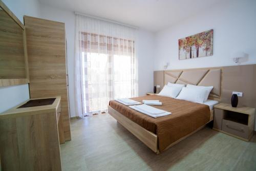 A bed or beds in a room at Kollari Apartments