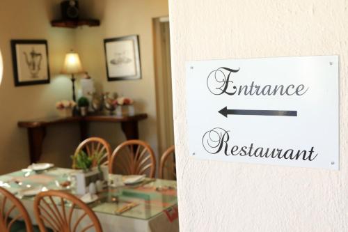 Et logo, certifikat, skilt eller en pris der bliver vist frem på Oxford Lodge Vryheid