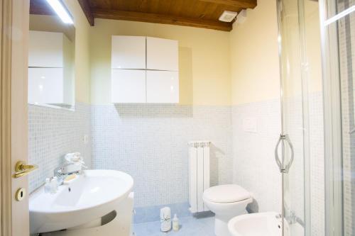 a bathroom with a sink and a toilet at Residence Viviverde in Terni