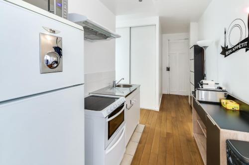 Apartment Welkeys Boulogne Casalsにあるキッチンまたは簡易キッチン