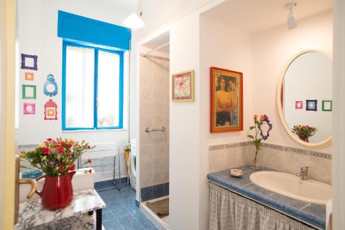 uma casa de banho com um lavatório e um espelho em Emiolia em Milazzo