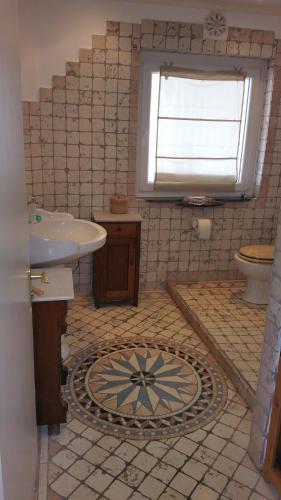 un baño con lavabo e inodoro en Casa Mia, en Kassel