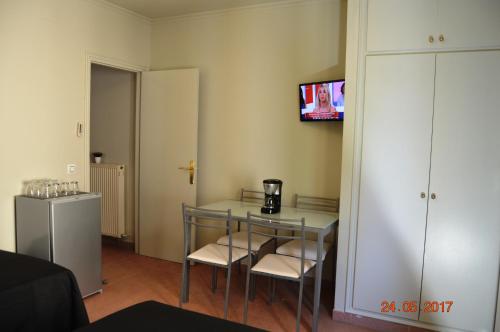 a small room with a table and chairs and a television at Center Plaza Figueres in Figueres